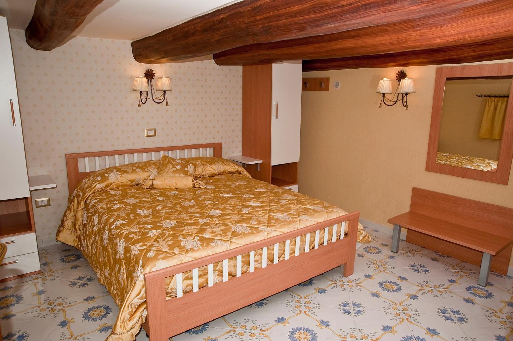Economy Double Room Attic,47363137:JPEG